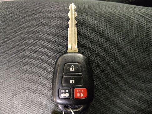 Used 2018 Toyota Corolla LE image 32