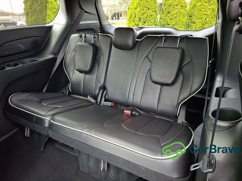 Used 2025 Chrysler Pacifica Limited FWD image 11