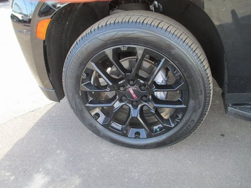 Used 2022 GMC Yukon XL Denali w/ Advanced Technology Package image 11