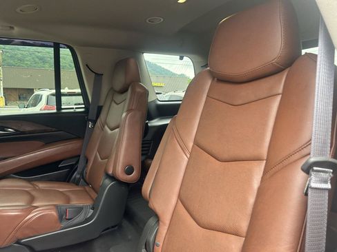 Used 2016 Cadillac Escalade Luxury AWD/4WD image 30