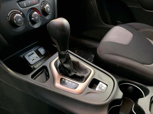 Used 2014 Jeep Cherokee Sport FWD image 16