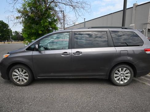 Used 2014 Toyota Sienna LE AWD/4WD image 2