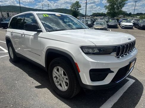 Used 2023 Jeep Grand Cherokee Laredo w/ Luxury Tech Group I AWD/4WD image 6