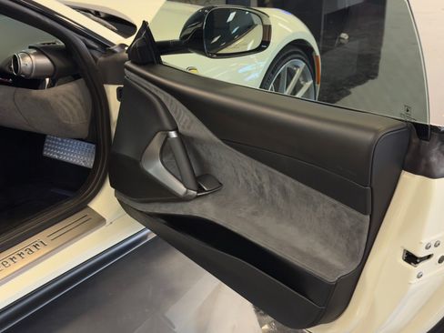Used 2018 Ferrari 812 Superfast RWD image 16