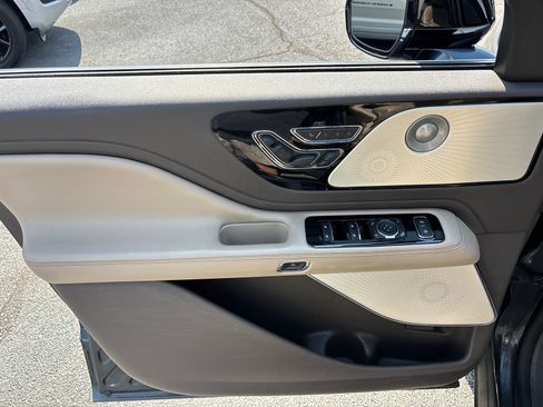 Certified 2022 Lincoln Aviator Reserve w/ Equipment Group 201A AWD/4WD image 11