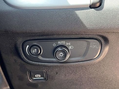 Used 2023 GMC Terrain SLE w/ Driver Convenience Package image 32