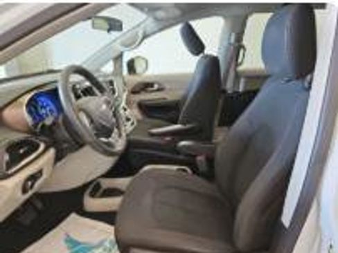 Used 2018 Chrysler Pacifica LX FWD image 3