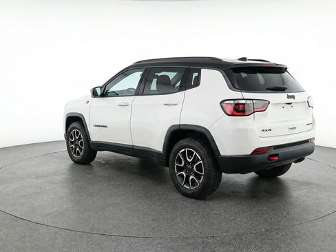 Used 2025 Jeep Compass Trailhawk image 6