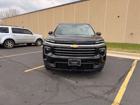 Used 2025 Chevrolet Traverse LT image 3