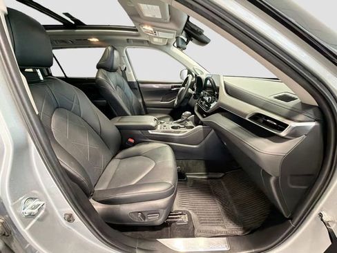 Used 2024 Toyota Highlander Platinum image 25