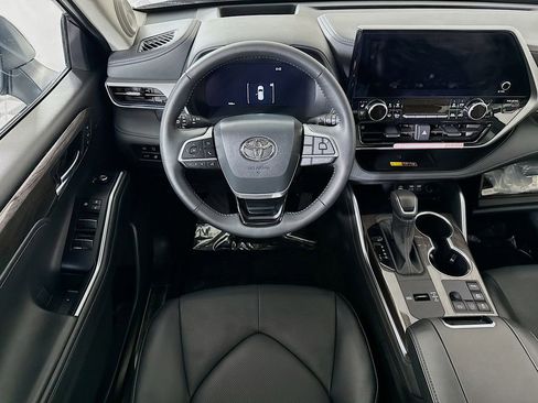 Used 2026 Toyota Highlander Platinum AWD/4WD image 3
