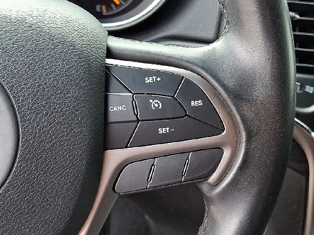 Used 2021 Jeep Grand Cherokee Laredo AWD/4WD image 22