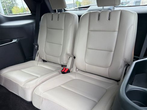 Used 2018 Ford Explorer XLT w/ Equipment Group 202A AWD/4WD image 17