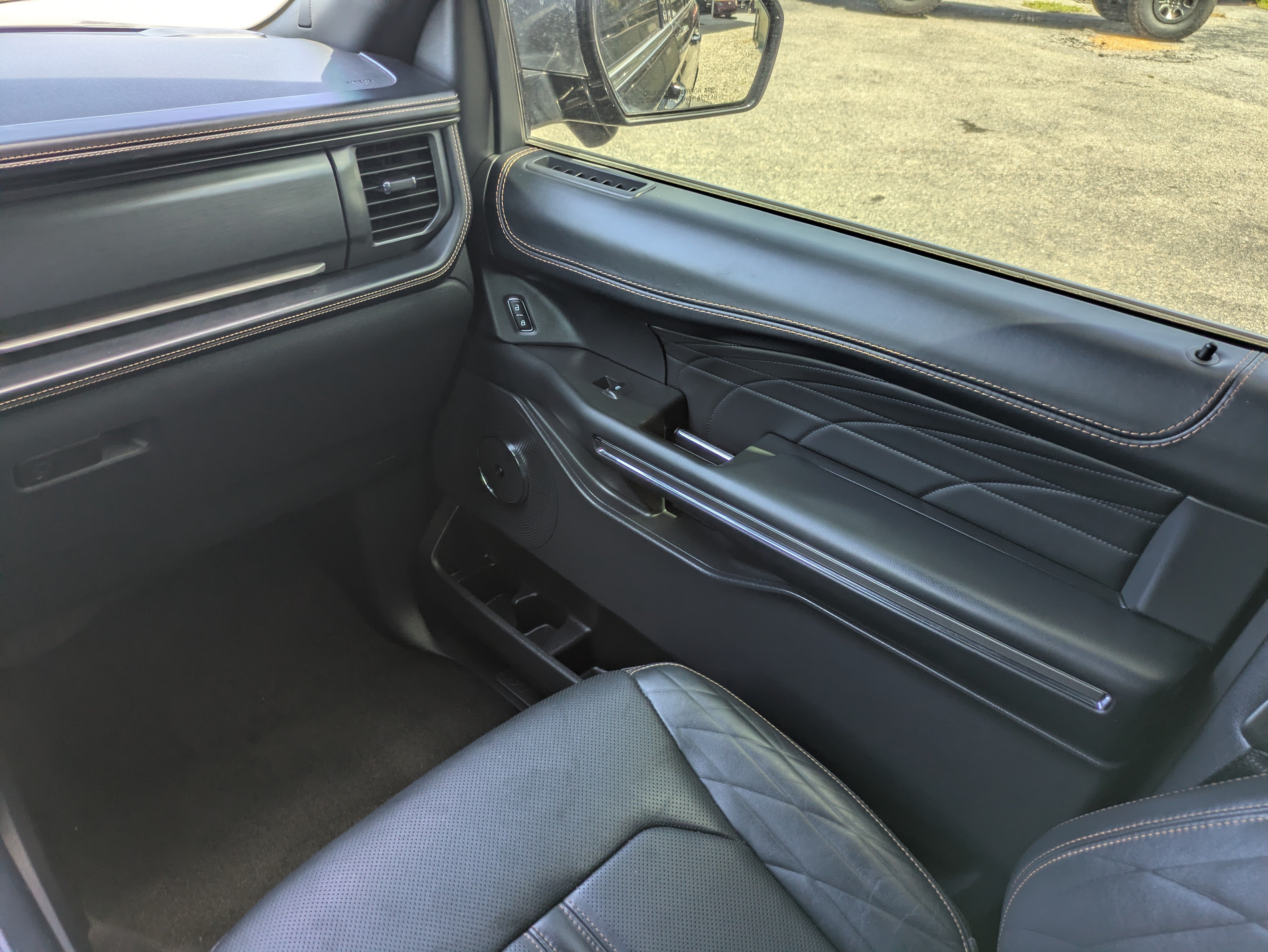 Used 2023 Ford Expedition Platinum AWD/4WD image 17