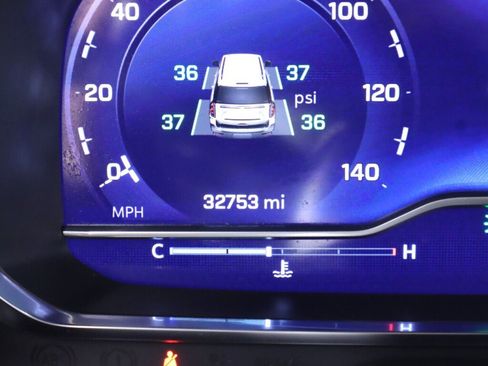 Used 2022 Chevrolet Suburban Z71 w/ Luxury Package image 15