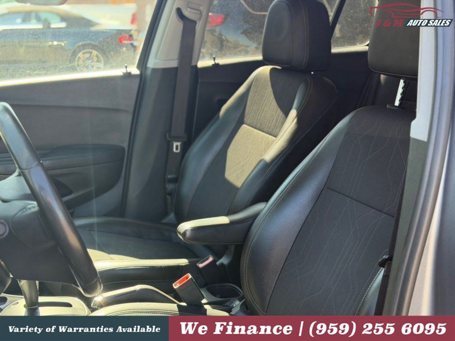 Used 2020 Chevrolet Trax LT w/ LT Convenience Package AWD/4WD image 9