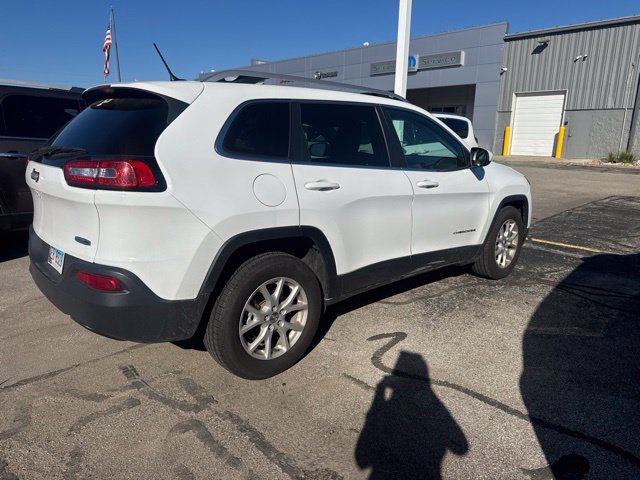 Used 2018 Jeep Cherokee Latitude w/ Cold Weather Group FWD image 3