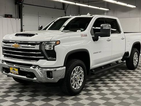 Used 2025 Chevrolet Silverado 2500 LTZ w/ LTZ Convenience Package AWD/4WD image 12