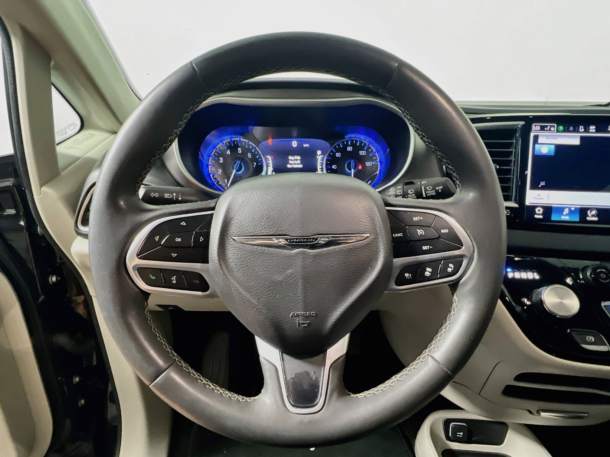 Used 2023 Chrysler Pacifica Touring-L FWD image 17
