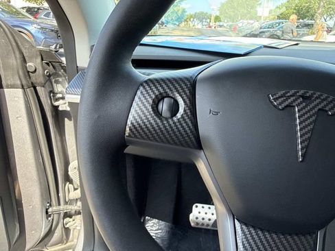 Used 2024 Tesla Model Y Long Range AWD/4WD image 31