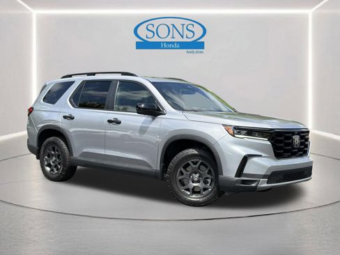 Certified 2025 Honda Pilot TrailSport image 2