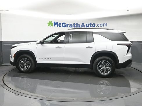 Used 2025 Chevrolet Traverse LT FWD image 23