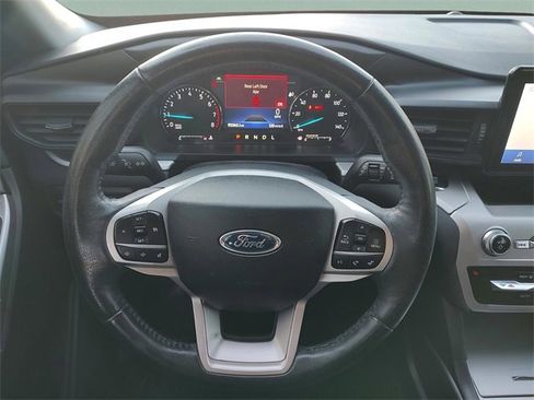 Used 2022 Ford Explorer XLT image 11