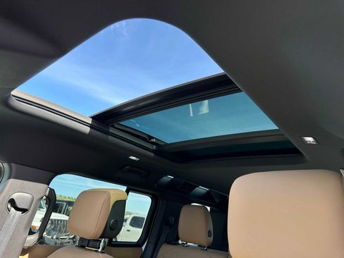 Used 2025 Land Rover Defender 110 X-Dynamic SE image 19