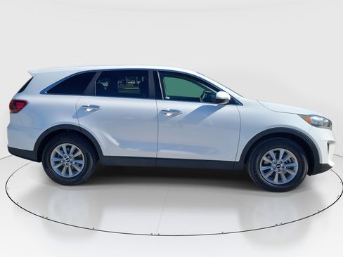 Used 2019 Kia Sorento LX image 2
