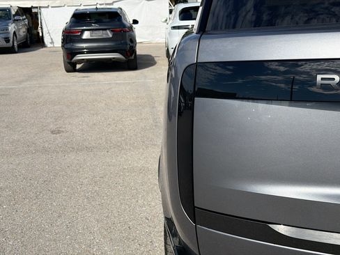 Used 2025 Land Rover Range Rover SE image 10