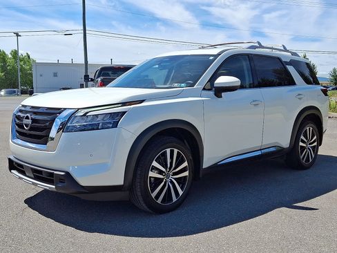 Used 2023 Nissan Pathfinder Platinum w/ Cargo Package AWD/4WD image 3