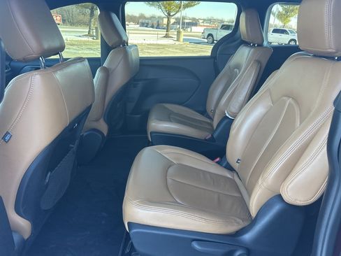 Used 2022 Chrysler Pacifica Touring-L w/ S Appearance Package image 32