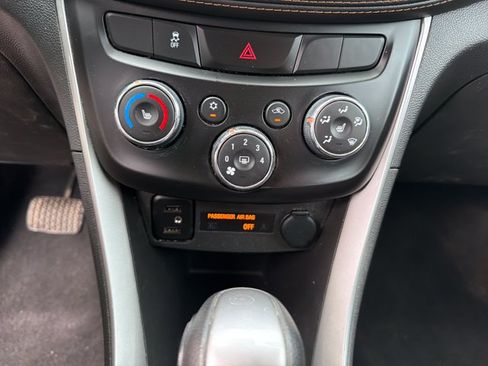 Used 2022 Chevrolet Trax LT w/ Premium Seat Package AWD/4WD image 22