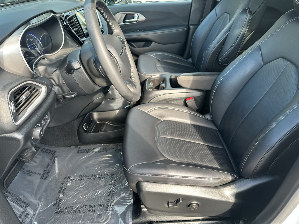 Used 2025 Chrysler Pacifica Select FWD image 13