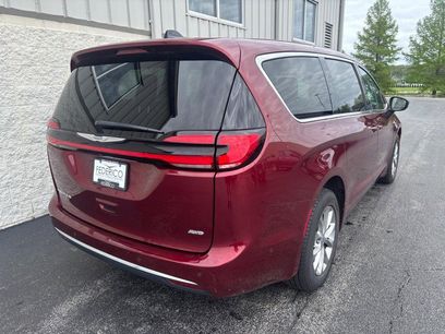 Used 2023 Chrysler Pacifica Touring-L w/ Uconnect Theater Family Group