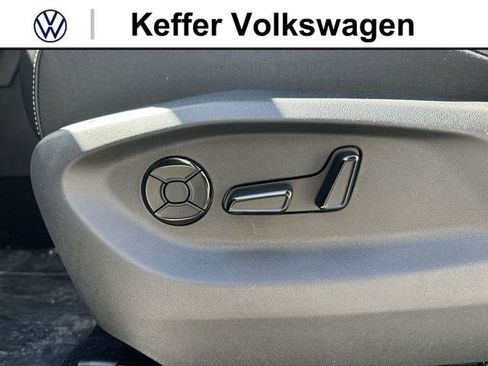 New 2026 Volkswagen Tiguan SE FWD image 13