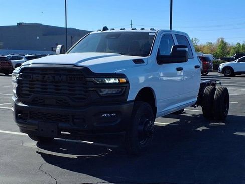 New 2025 RAM 3500 4x4 Crew Cab DRW image 2