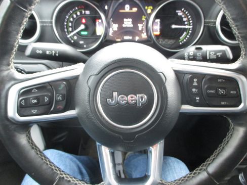 Used 2021 Jeep Wrangler Unlimited Sahara w/ Cold Weather Group image 17