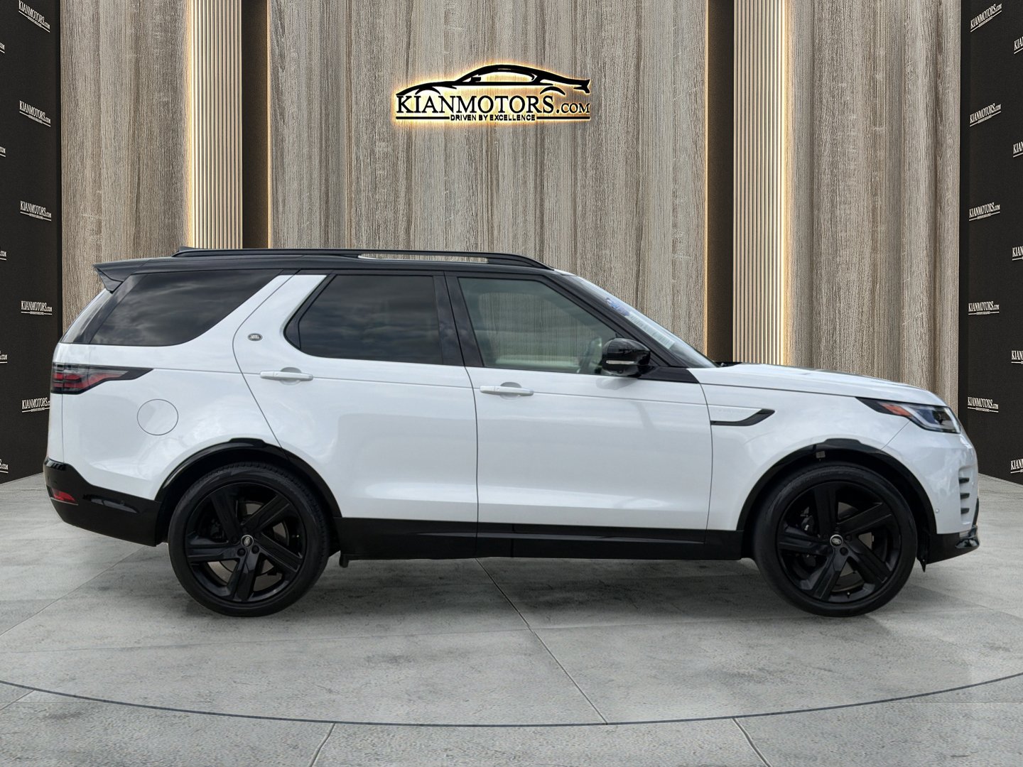 Used 2023 Land Rover Discovery Metropolitan Edition AWD/4WD image 5