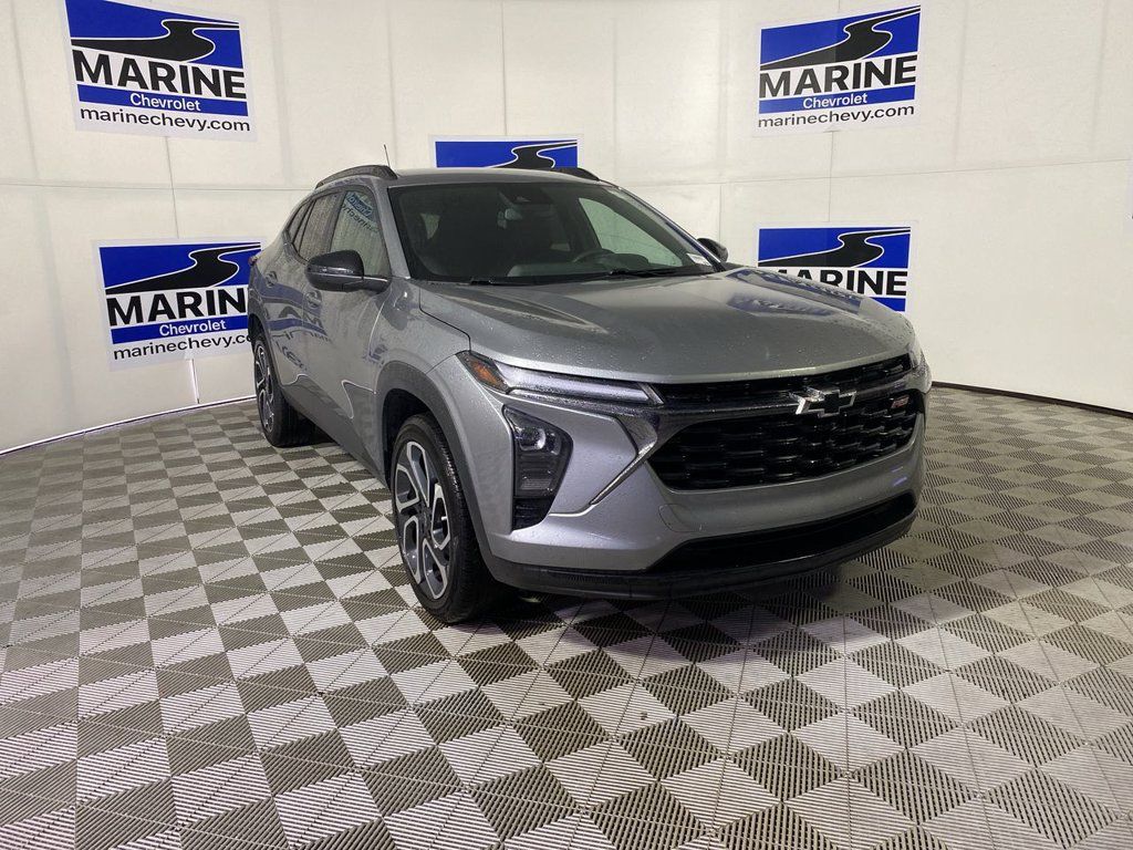 Used 2025 Chevrolet Trax RS w/ Driver Confidence Package FWD image 1