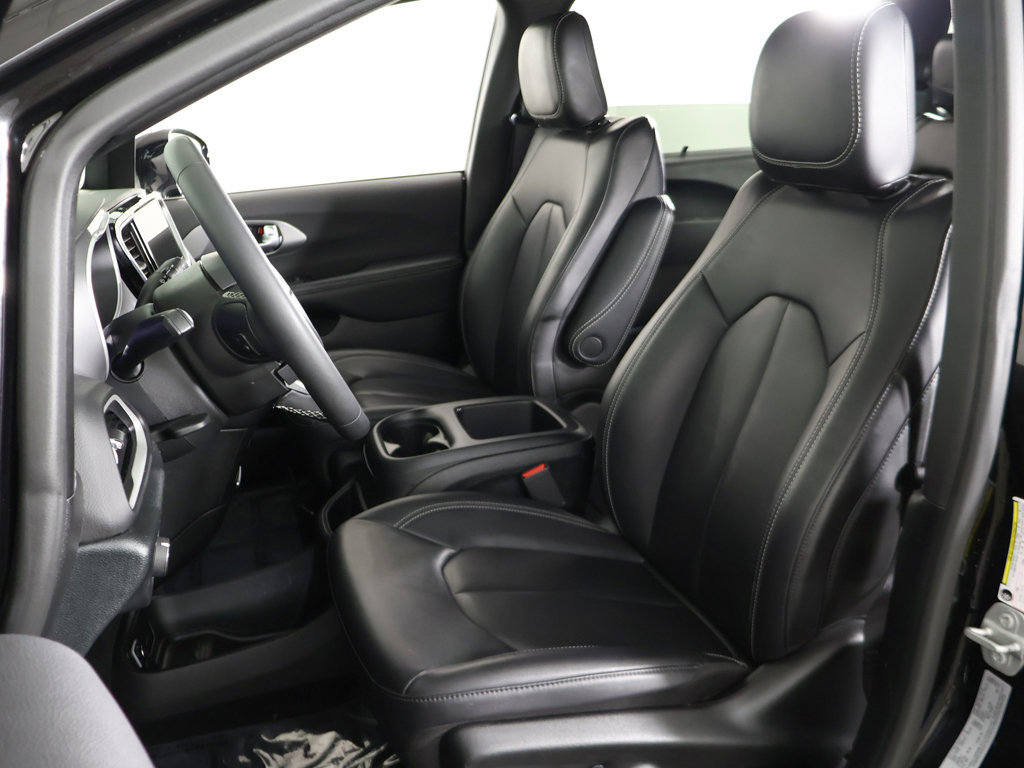 Used 2025 Chrysler Pacifica Select FWD image 29