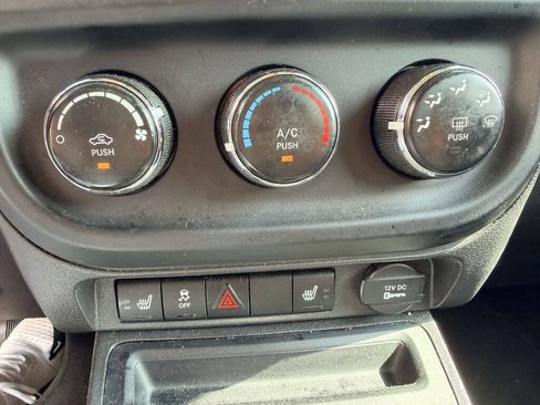Used 2014 Jeep Patriot Latitude FWD image 17