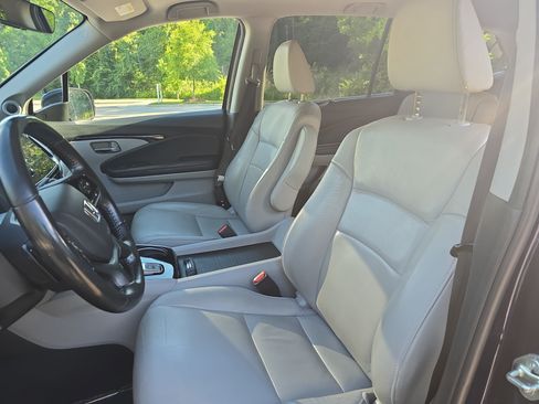 Used 2019 Honda Pilot Touring image 16