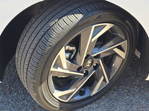 Certified 2025 Hyundai Elantra SEL image 30