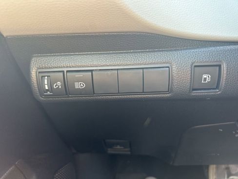 Used 2025 Toyota Corolla LE FWD image 11