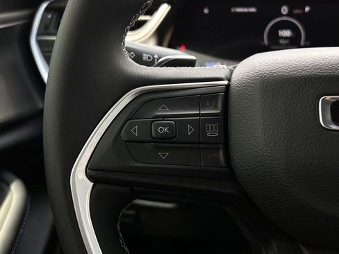 Used 2025 Jeep Grand Cherokee Laredo X RWD image 14
