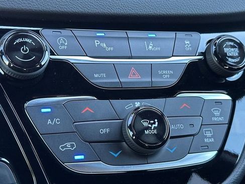 Used 2025 Chrysler Pacifica Select image 21