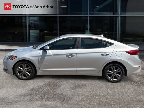 Used 2017 Hyundai Elantra SE FWD image 3