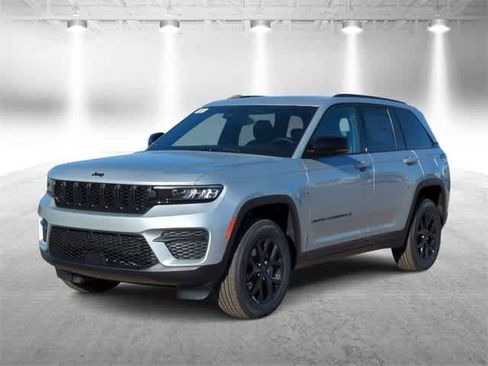 New 2025 Jeep Grand Cherokee Altitude image 4
