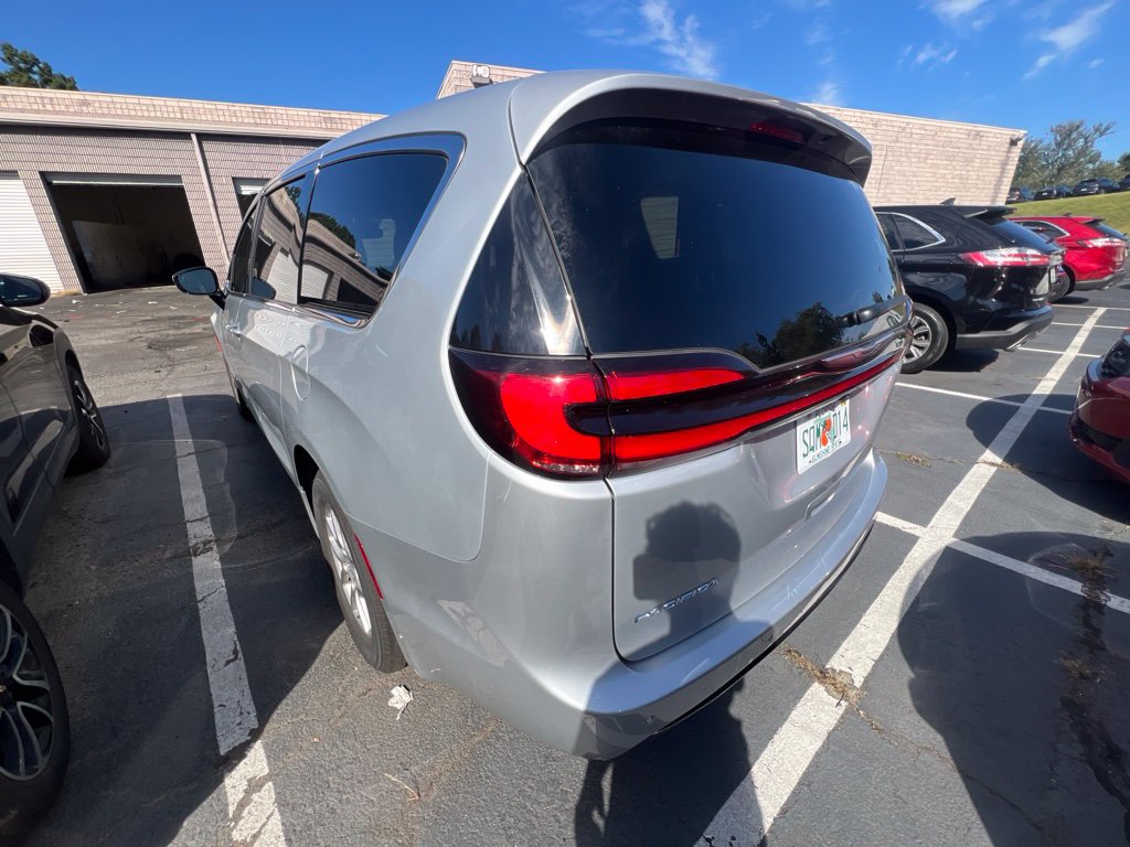 Used 2026 Chrysler Pacifica Select FWD image 5
